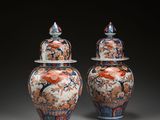 deux vases munis d'un couvercle et ornés de motifs floraux et d'oiseaux