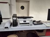 un bureau sur lequel se trouvent une imprimante et un ordinateur