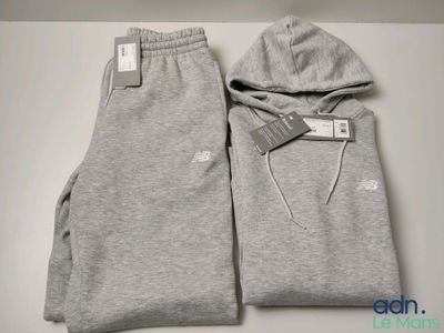 un gros plan sur un pantalon de survêtement et un sweat à capuche