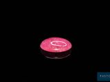 une bougie rose allumée dans l'obscurité