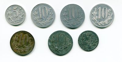 six types de pièces différents sont présentés sur une surface blanche