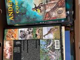 une boîte remplie de livres posée sur une table