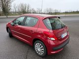 l'arrière d'une voiture rouge garée sur le bord de la route