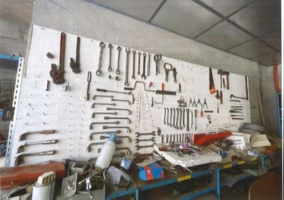 de nombreux outils accrochés au mur du garage