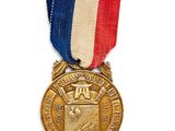 une image représentant une médaille d'or ornée d'un ruban rouge, blanc et bleu