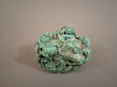 CHINE, XXe siècle. Tabatière en turquoise présentant un déco…