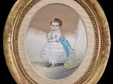 une vieille photo d'une petite fille en robe bleue