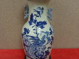 un vase bleu et blanc posé sur une table rouge