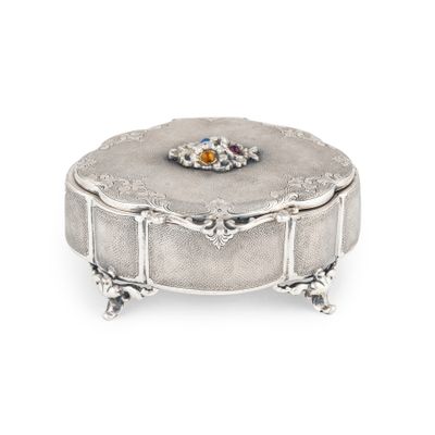 une boîte ancienne en argent ornée d'un motif floral sur le couvercle