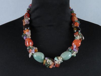 gros plan d'un collier sur un mannequin mannequin mannequin mannequin mannequin mannequin mannequin mannequin mannequin