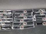 Plusieurs types de couteaux sont emballés dans des sachets en plastique sur une table