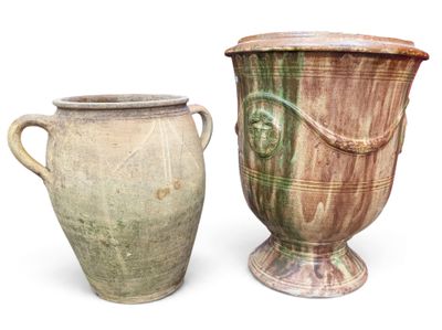 deux vases posés l'un à côté de l'autre sur une surface blanche