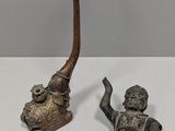 deux figurines assises sur une table