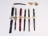 Plusieurs types de montres sont alignées sur une surface blanche