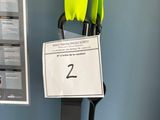 un cordon jaune auquel est accrochée une étiquette