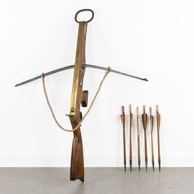 une photo d'un objet en bois et en métal accroché au mur