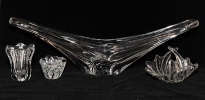 trois morceaux de verre posés sur un tissu noir