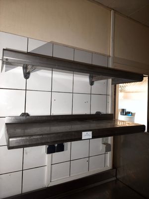 une image d'une cuisine avec un évier et un comptoir