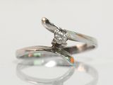 une image d'une bague en diamant sur une surface blanche