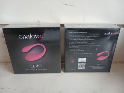 deux boîtes de préservatifs Onalova posées sur un plan de travail