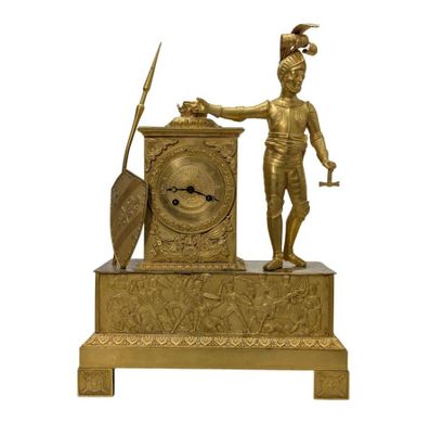 une statue en or représentant un homme muni d'une épée et d'un bouclier