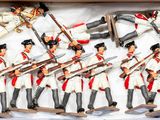 une boîte contenant des petits soldats qui se trouvent dans une boîte