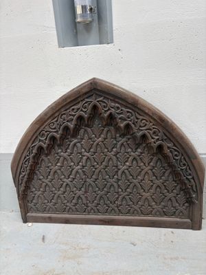 des sculptures sur la façade d'un immeuble, avec une borne d'incendie en arrière-plan