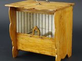 une image représentant une cage à oiseaux en bois avec un oiseau à l'intérieur
