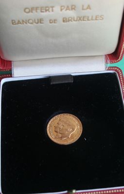 une pièce d'or posée dans une boîte sur une table