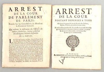 deux pages d'un vieux livre, sur lesquelles figurent des inscriptions, posées sur une table