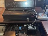 un ordinateur portable et d'autres appareils électroniques posés sur un bureau dans une pièce