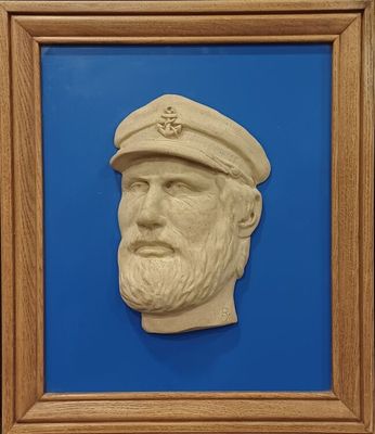 tableau dans un cadre en bois représentant un homme barbu portant un chapeau