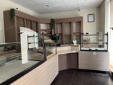 une photo d'une boulangerie avec un comptoir et une vitrine