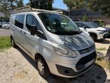 une camionnette argentée garée dans un parking