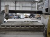 une machine qui découpe un morceau de bois dans un bâtiment