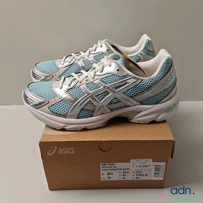 Chaussures de course Asics Gel-Kayano dans une boîte posée sur une table