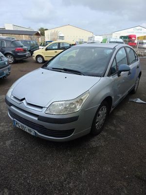 une voiture argentée garée dans un parking