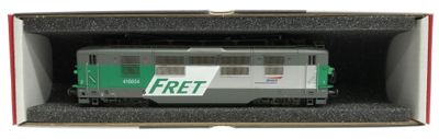 une boîte contenant un train, sur fond blanc