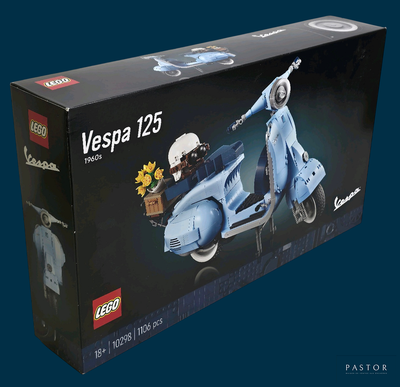 une boîte contenant une moto Vespa en Lego