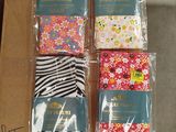 quatre paires de chaussettes sont emballées dans des sacs en plastique sur une table
