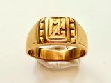 une image représentant une bague en or sur laquelle figure un monogramme
