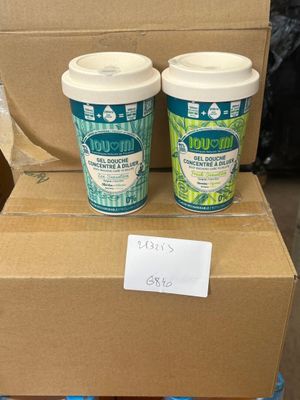 deux tasses de café posées sur une boîte en carton
