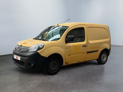 La camionnette jaune est garée dans une pièce blanche au sol noir.