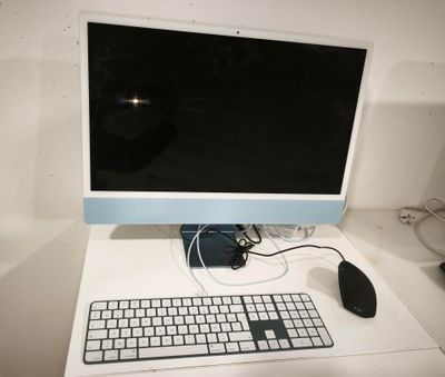 une image d'un écran d'ordinateur et d'un clavier sur un bureau