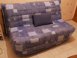 un canapé sur lequel est posé un coussin, dans une pièce