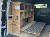une camionnette équipée d'un lit à l'arrière