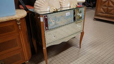 une commode surmontée d'un miroir dans une pièce