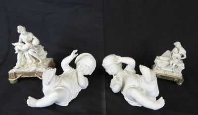 trois figurines représentant une femme et un enfant posées sur une table