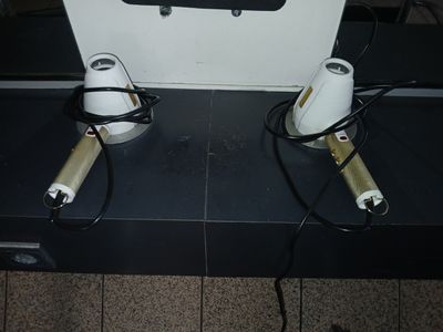 deux lampes posées sur une table noire