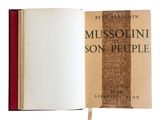 un livre ouvert sur lequel figure l'image d'une grande tour